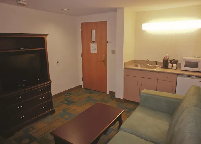 La Quinta Inn & Suites By Wyndham Boston Somerville